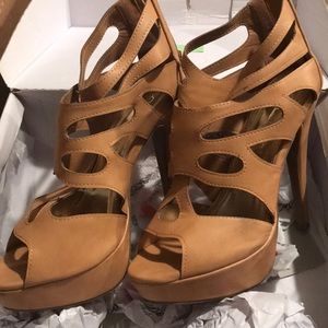 Barely worn camel colored heel